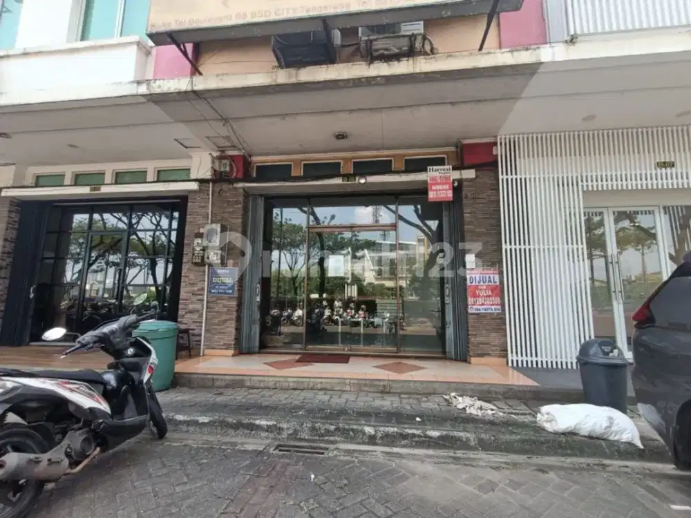 Ruko hadap jalan raya ramai Bagus parkiran luas di Ruko BSD  Serpong