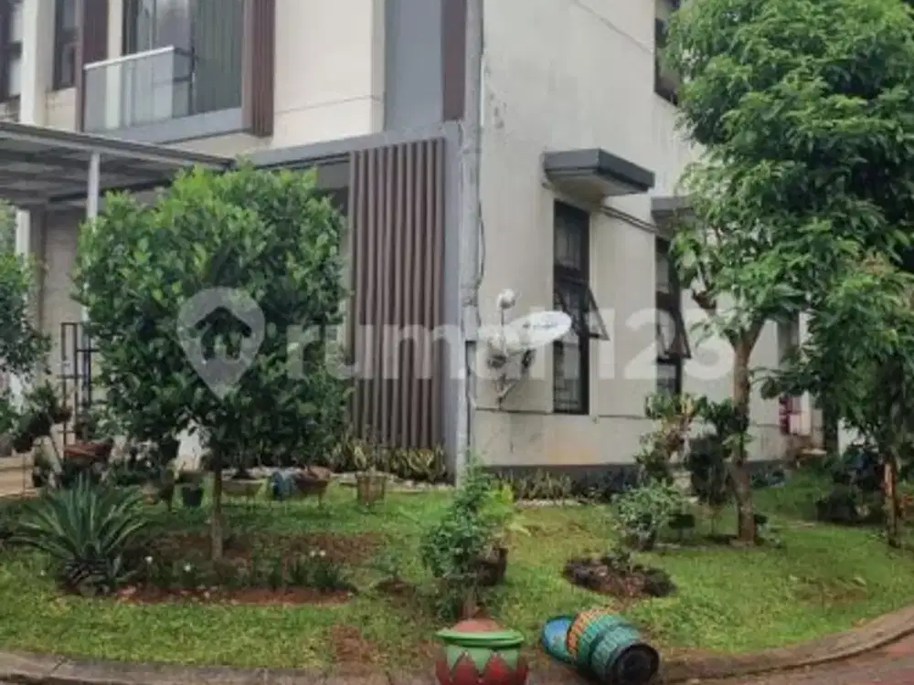 Rumah Hoek Cantik Ada Taman Tengah Samping Dekat Tol di Delatinos BSD