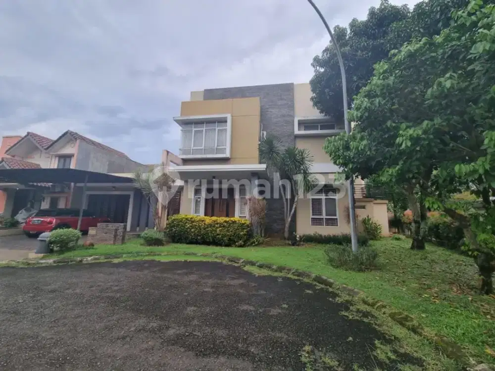 Rumah 2 Lantai Shm Utara Rapi Lokasi Dekat Toll Alam Sutera