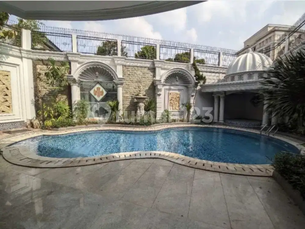 Rumah mewah design classic SHM ada kolam renang di Menteng Jakarta pusat