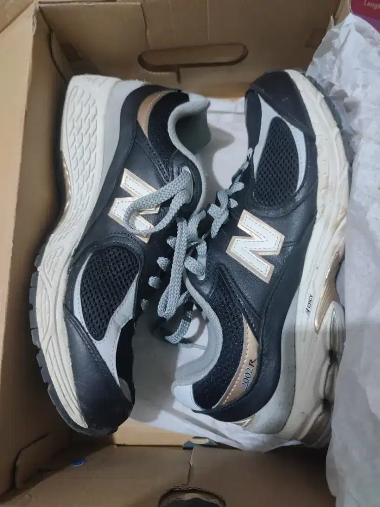 Sepatu NB 2002R