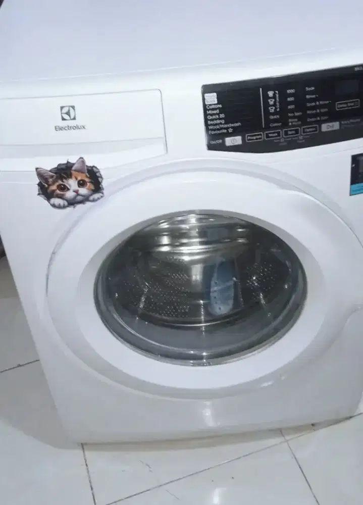 Jual Bu mesin cuci Electrolux kap 8kg EWF8005EQWA
masih bagus bgt