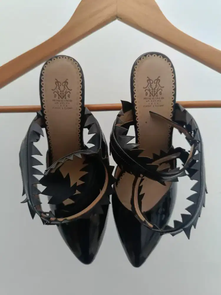 DIBELI SEPATU HAK TINGGI MERK RICCINO