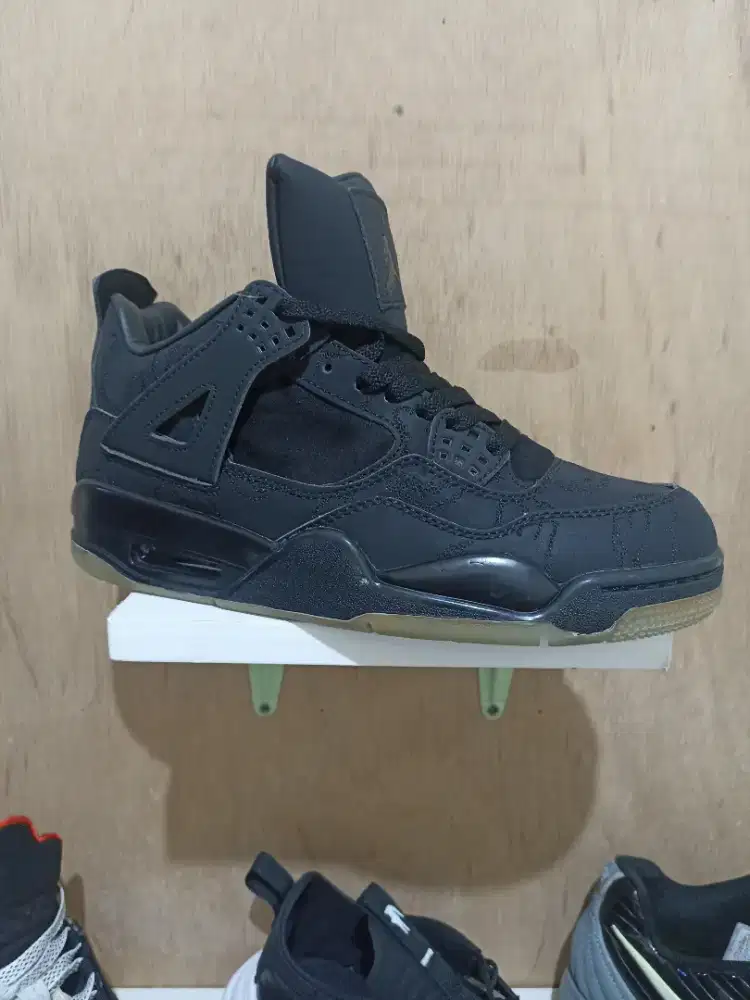SEPATU NIKE AIR JORDAN RETRO 4 KAWS SIZE 42