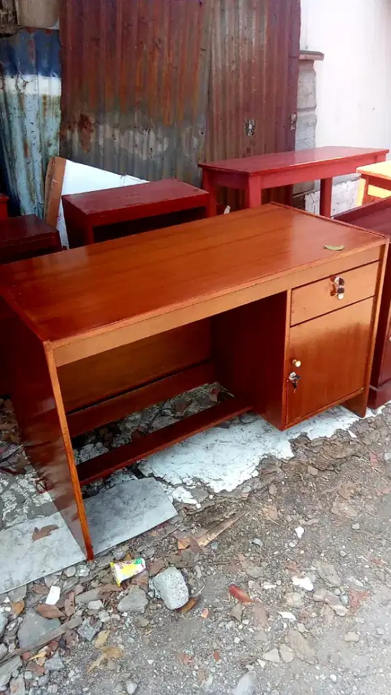 Meja kantor ukuran normal 120x60x75