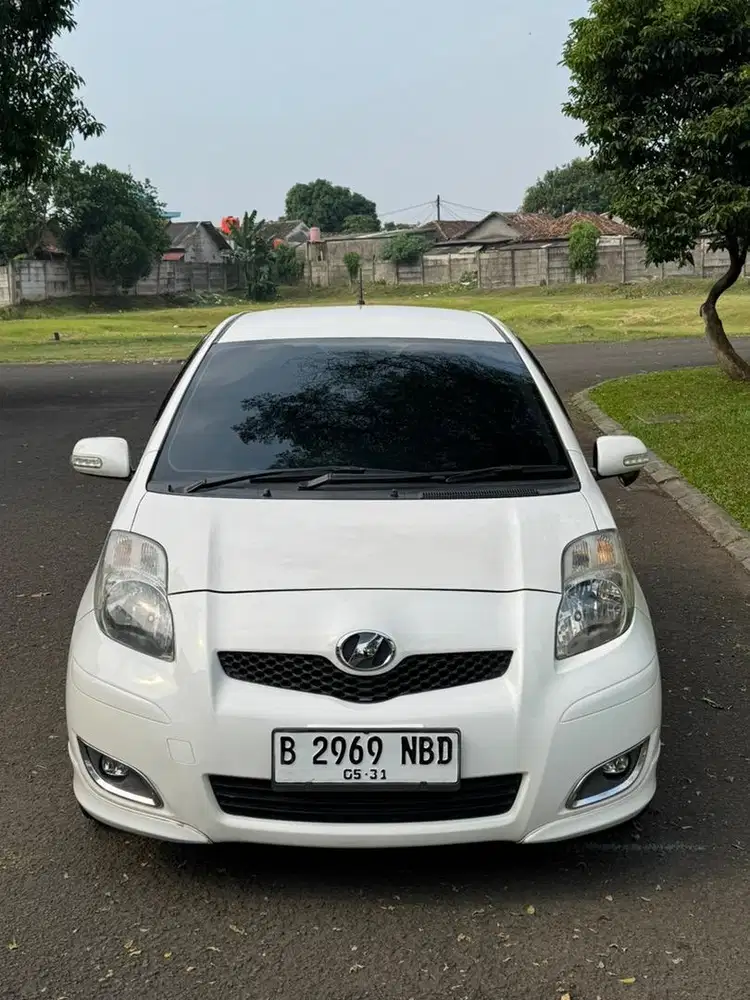 Yaris E 2011 AT