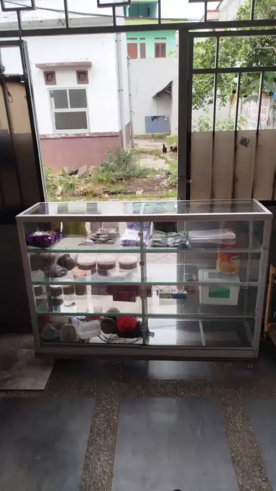 Dijual santai Etalase kantor 1.5m 4susun