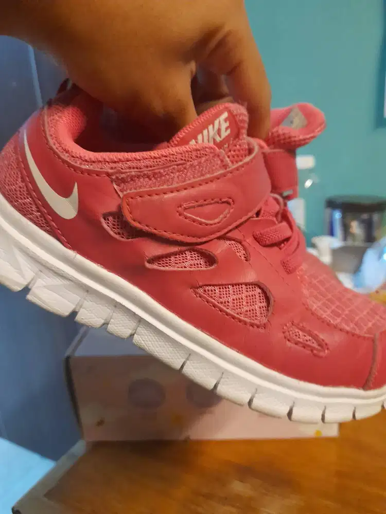 Sepatu anak perempuan Nike
