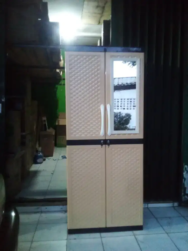 Lemari plastik gantung