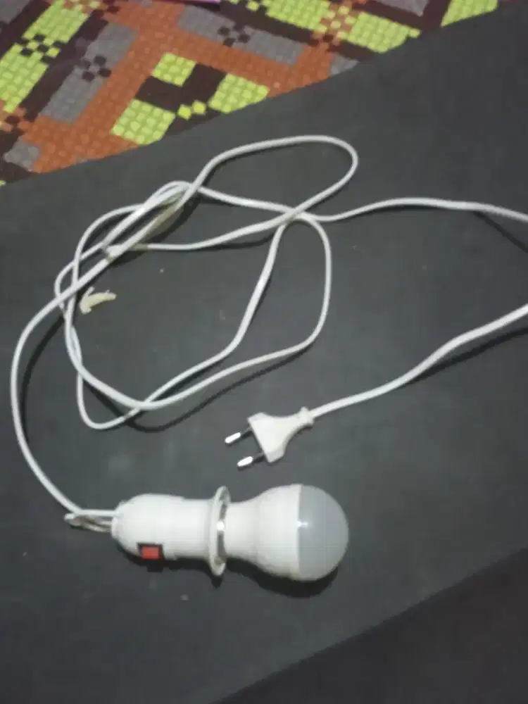 Colokan listrik fitting lampu