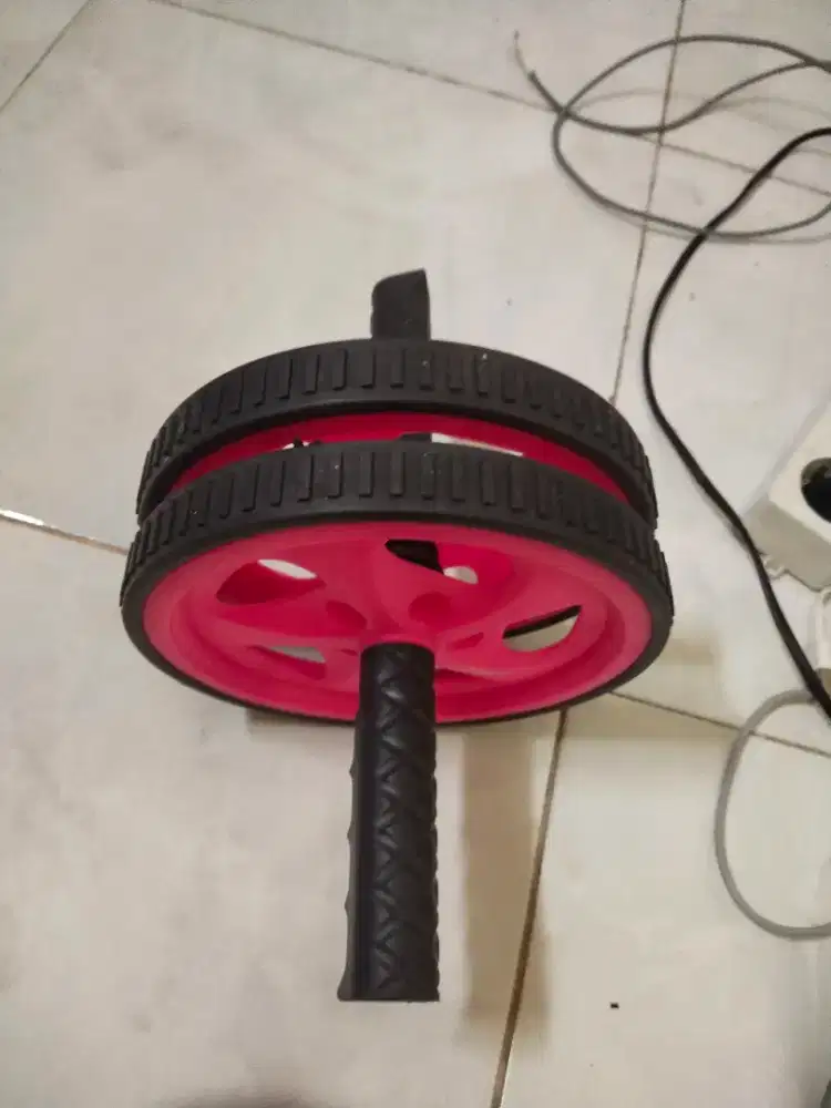 Misi mau jual Weel Roller Alat Bentuk otot perut msh bagus sperti baru