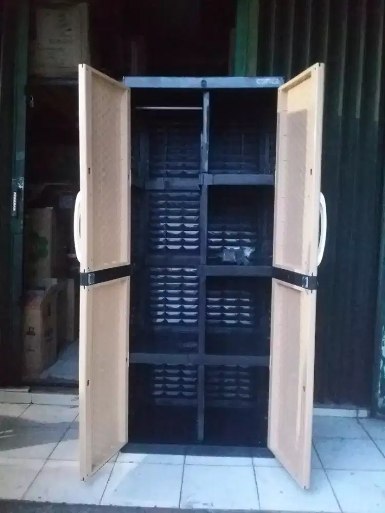 Lemari plastik gantung