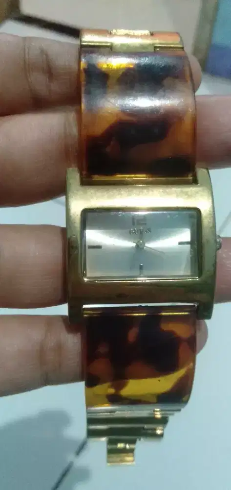 jam tangan Guess