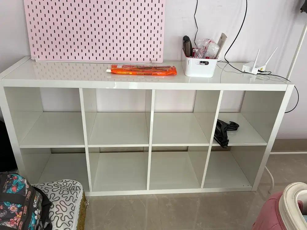 RAK BUKU / TV IKEA WARNA PUTIH