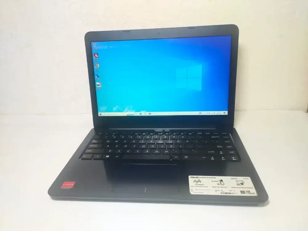 B943 Asus E402Y amd E2-7015 Ram 4GB hdd 1000GB lumayan mulus
