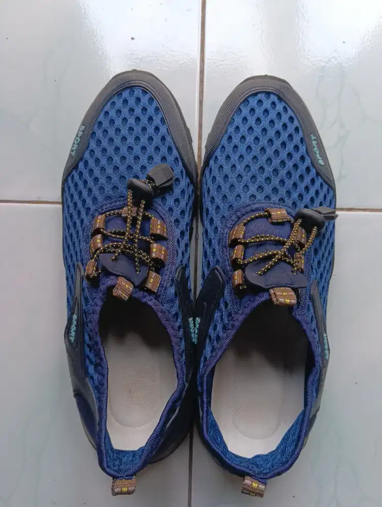 Sepatu outdoor pria