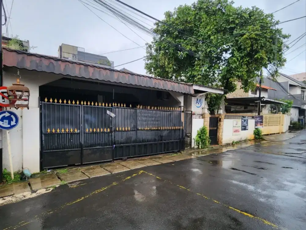 Rumah 1,5 Lantai di Area Kebayoran Baru Jaksel. Bangunan Lama, SHM