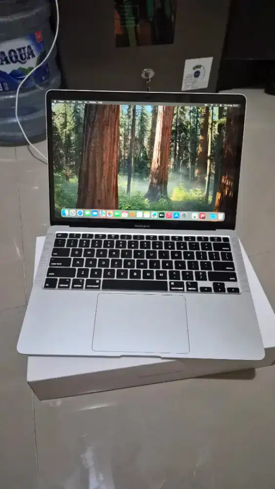 Macbook Air Retina 2020 core i3 8/256GB ex resmi Ibox fullset mulus