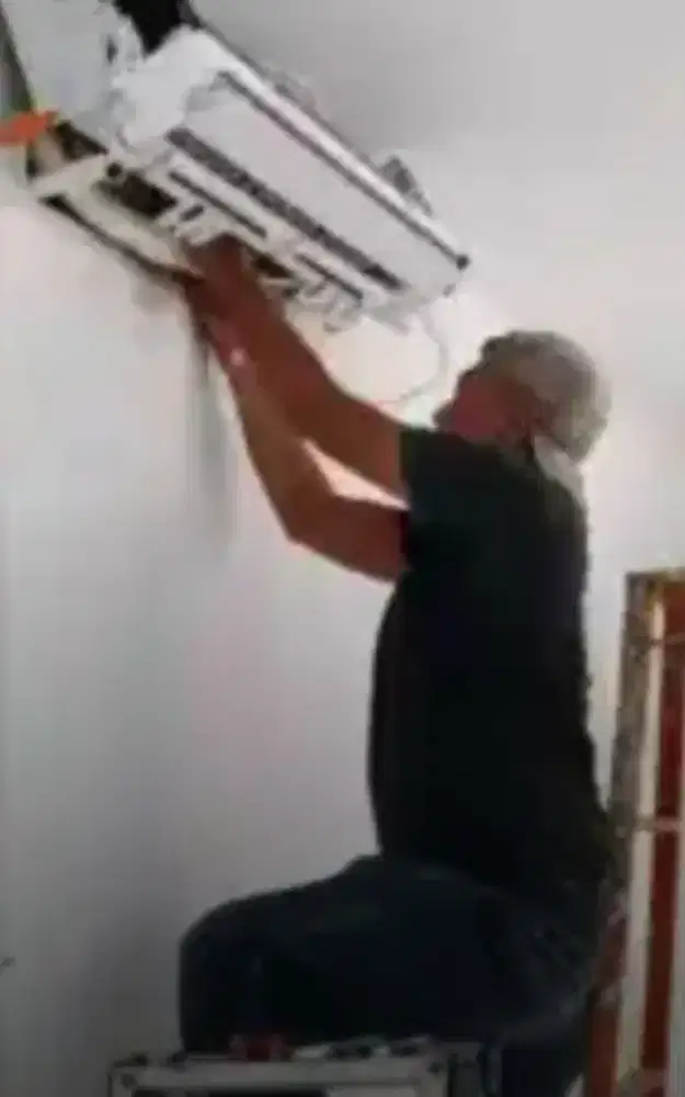 Servis AC bongkar pasang AC kulkas mesin cuci kompa air dll