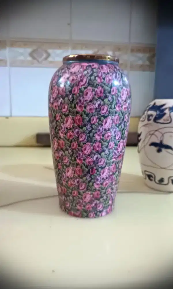 Vas Guci Cloisonné Floral Motif Bunga Cantik