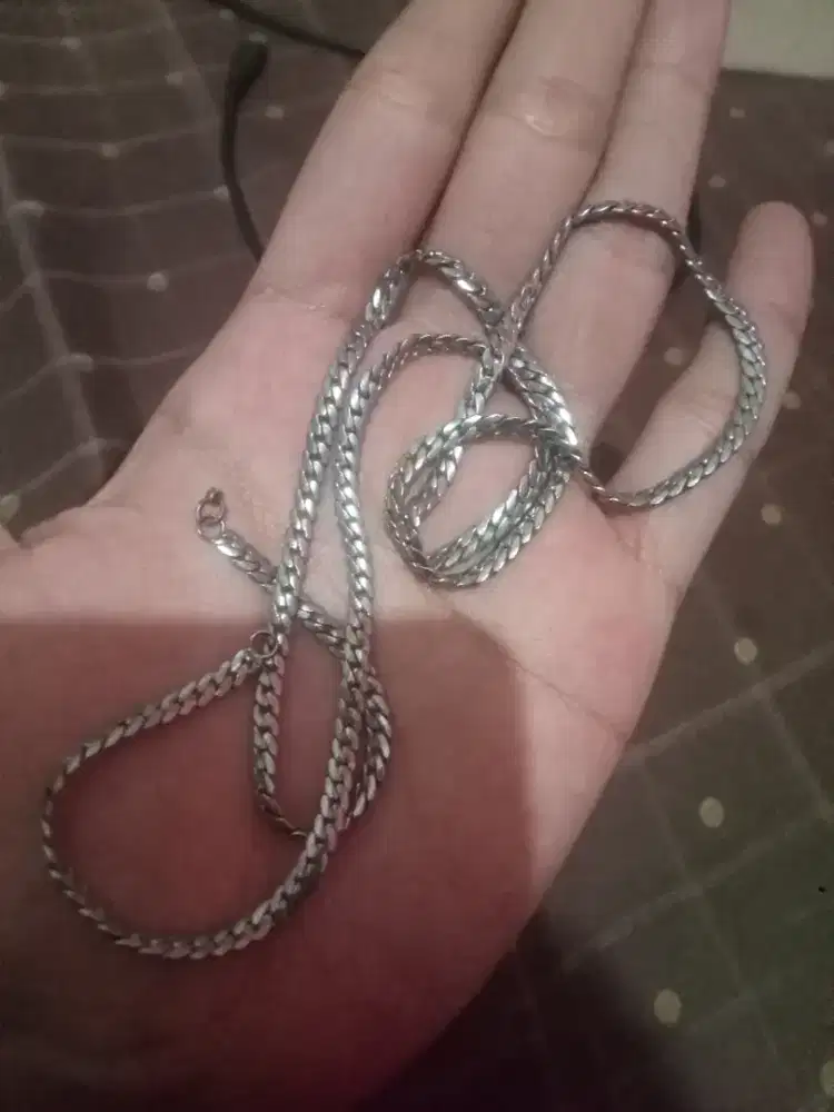 Kalung Besi Putih