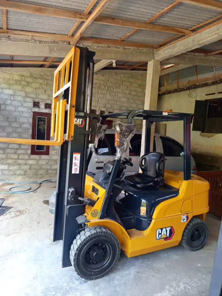 Forklift 2,5 Ton Caterpillar 2021 Mast 3 Meter