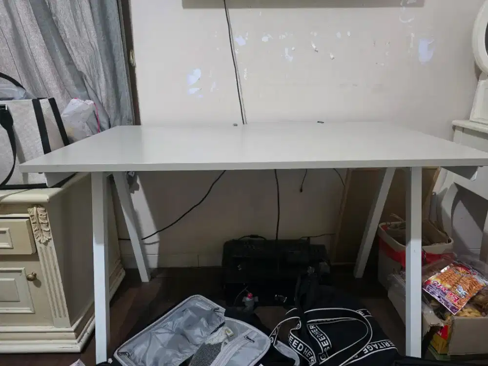 Meja belajar atau kantor