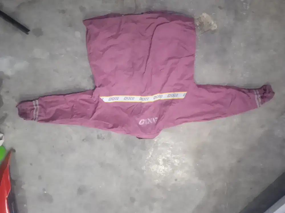 Jas hujan merah cuma atasan