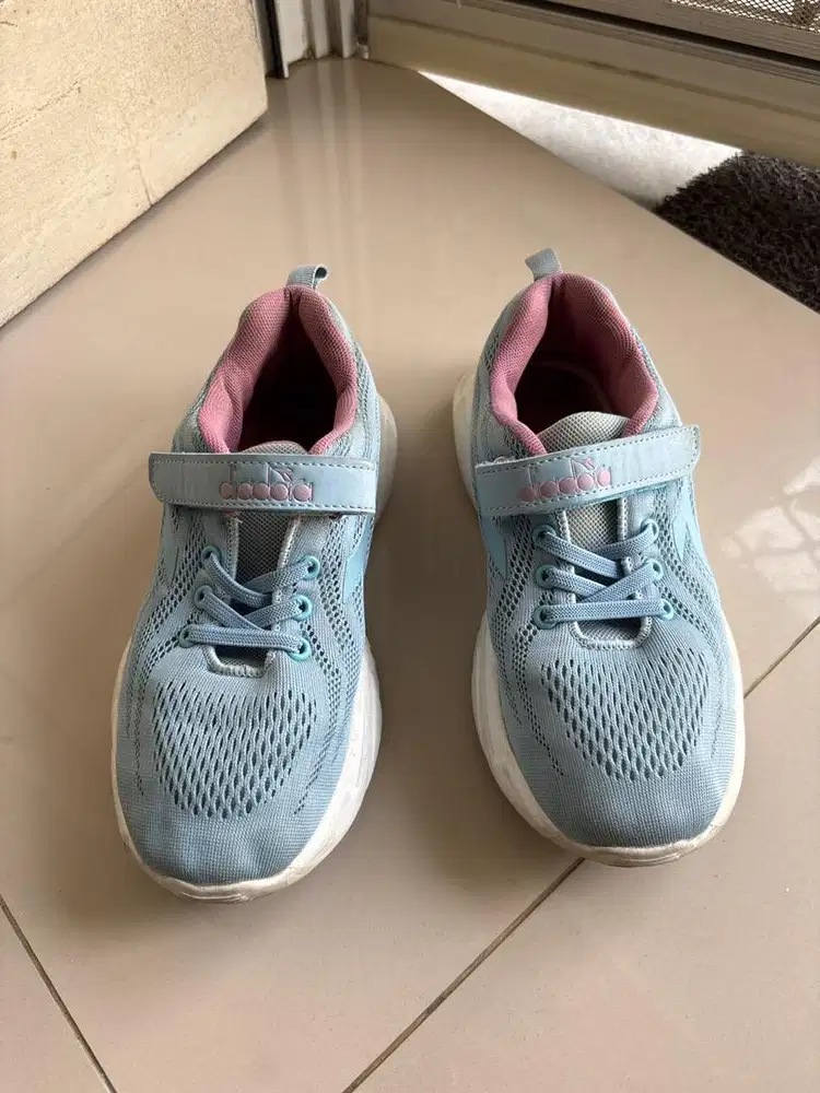Sepatu diadora biru