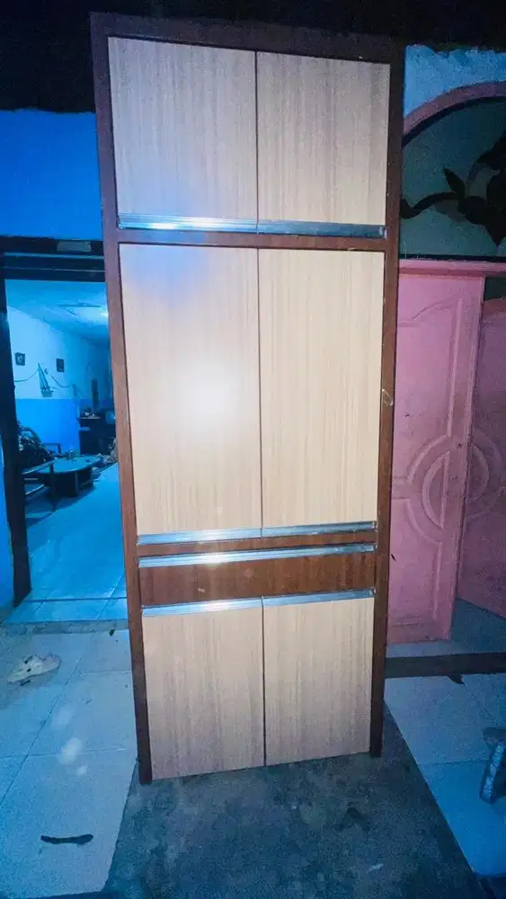 Lemari tempahan kokoh awet