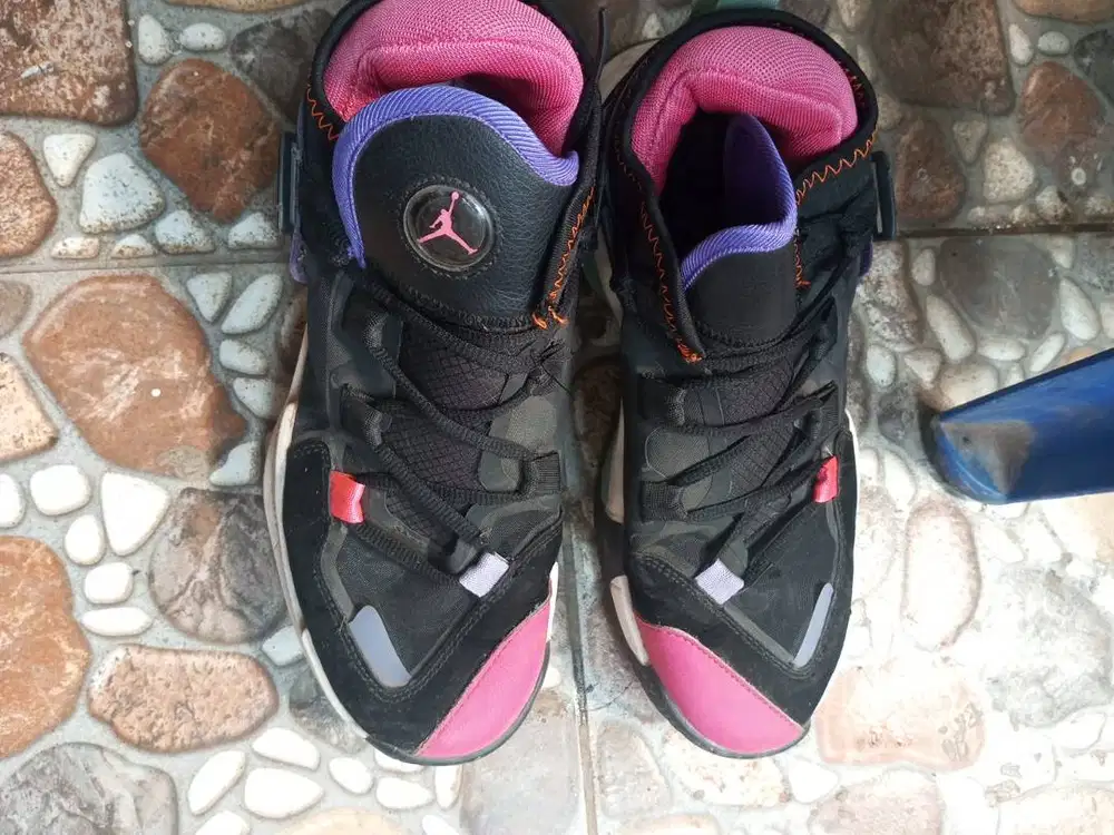 DIJUAL SEPATU JORDAN