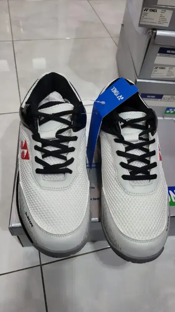 Sepatu badminthon merk Yonex ukuran 44 baru gress