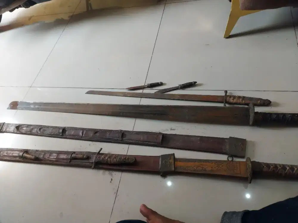 Pedang logam panjang