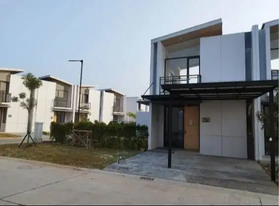 Disewakan - Rumah Hook 2 LT, 2 KT, 2 KM Lippo Cendana Essence Blvd 150