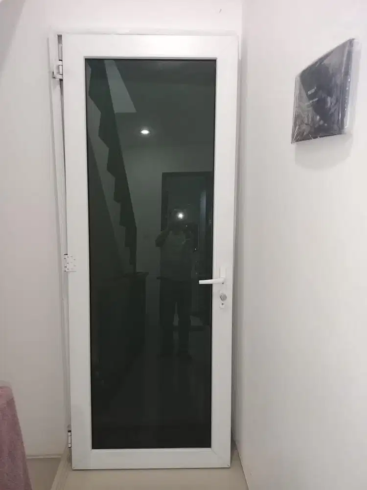 Pintu kaca putih