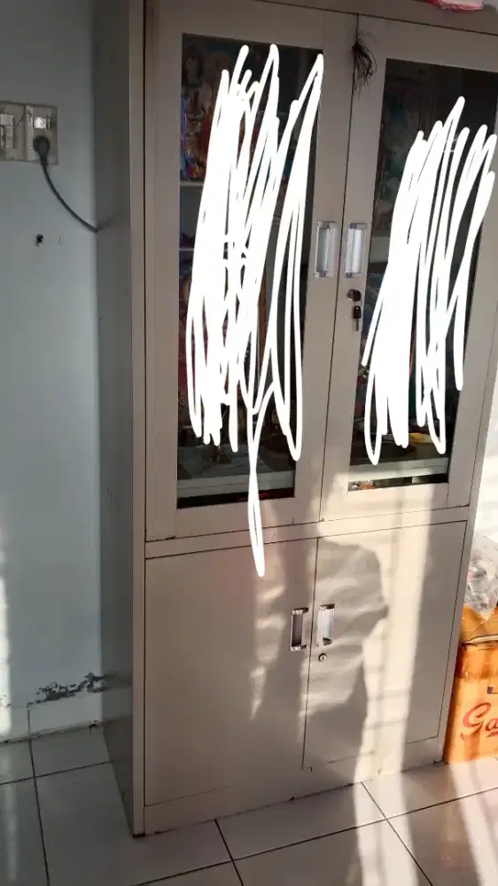 Lemari bekas besi
