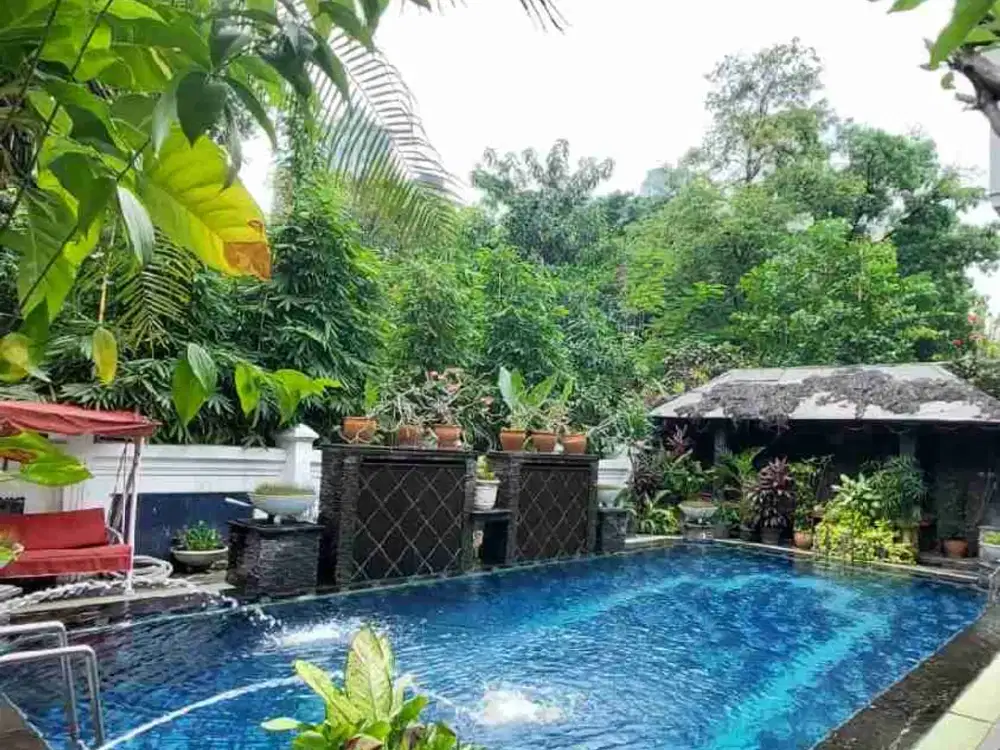 DIJUAL / DISEWA RUMAH POSISI HOEK AREA PREMIUM SELONG KEBAYORAN BARU JAKARTA SELATAN
SHM 
Luas Tanah: 732 m²
Luas Bangunan: 800 m²
Tipe: Single House
Kondisi: Secondary - Terawat
Bangunan: 2 Lantai
Hadap: Barat & Utara 
Kamar Tidur: 5 + 3 (art)
Kamar mand