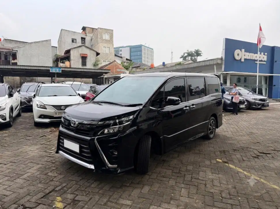 Toyota Voxy 2.0 Bensin-AT 2020 Hitam