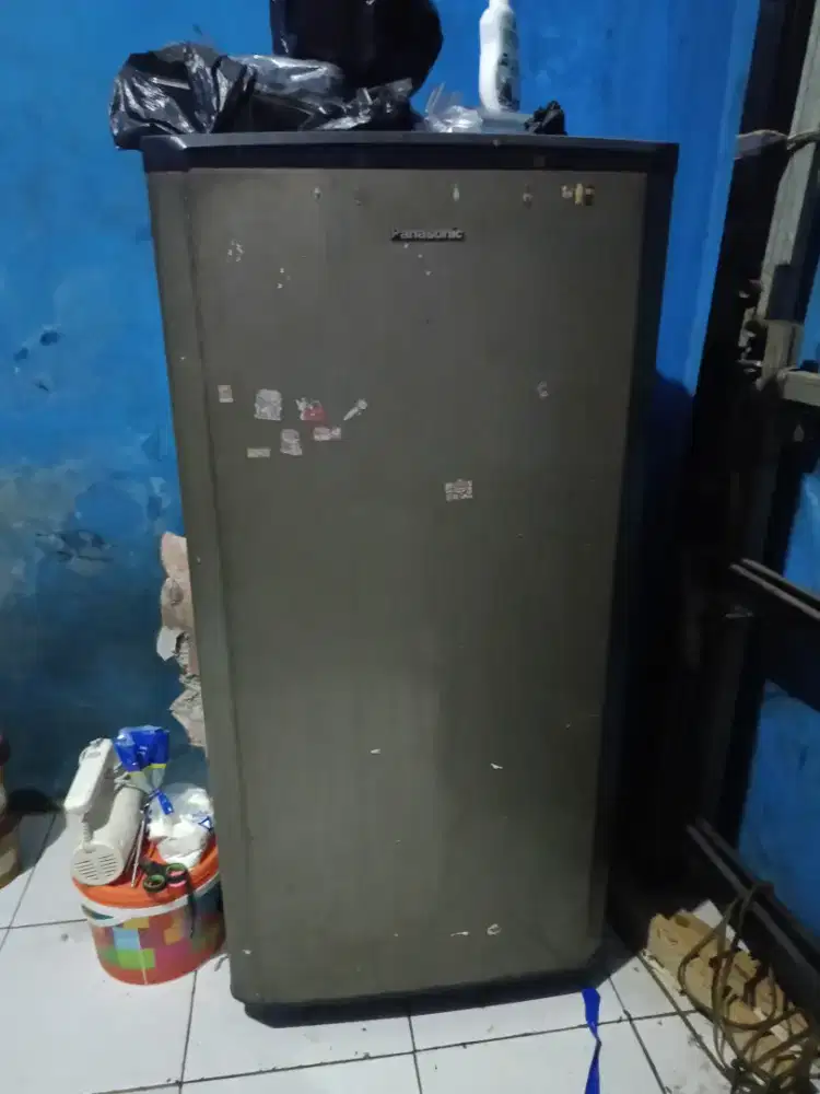Dijual meja dan kulkas