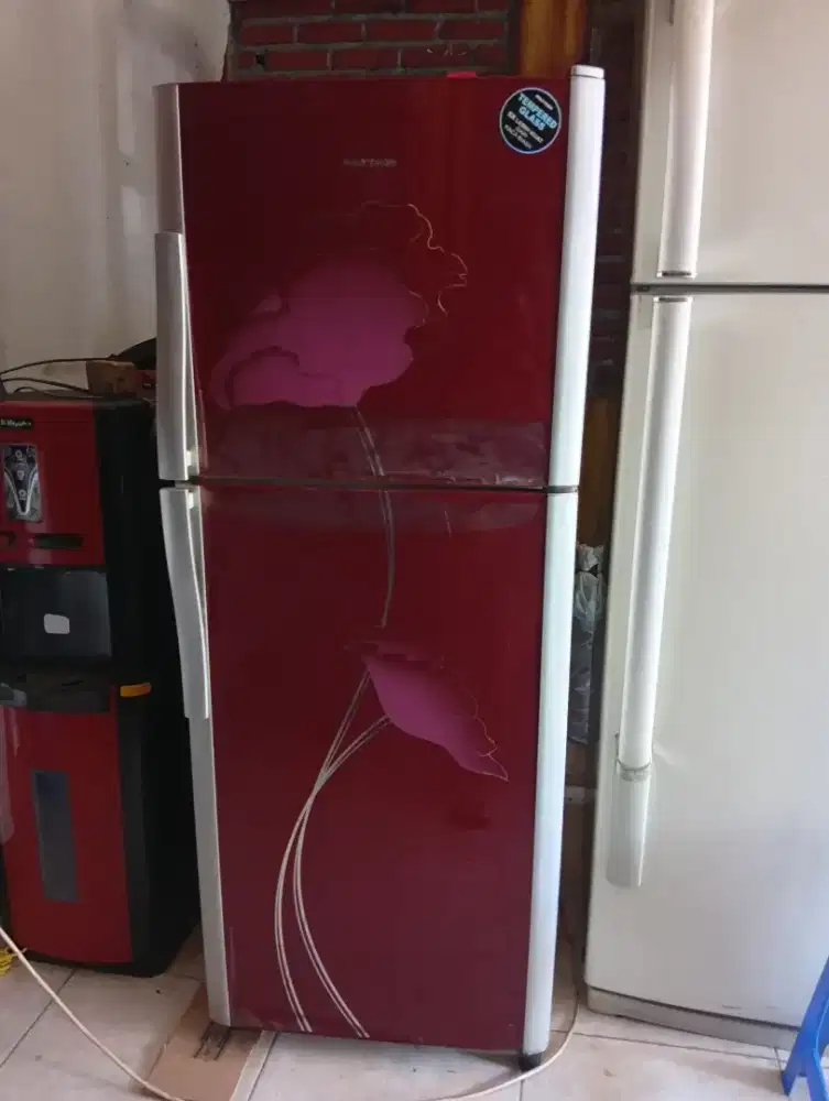Kulkas bekas 2 pintu Mer Politron atas bw  dingin Ory
