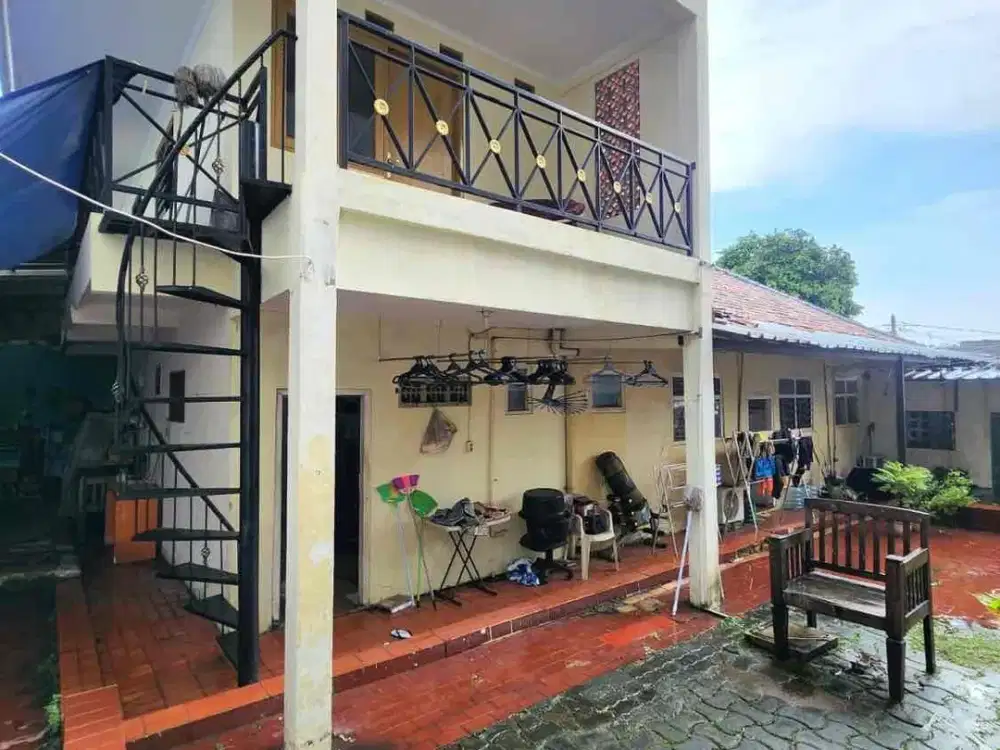Rumah Cantik dengan halaman luas berlokasi Di Kebayoran Baru Jaksel