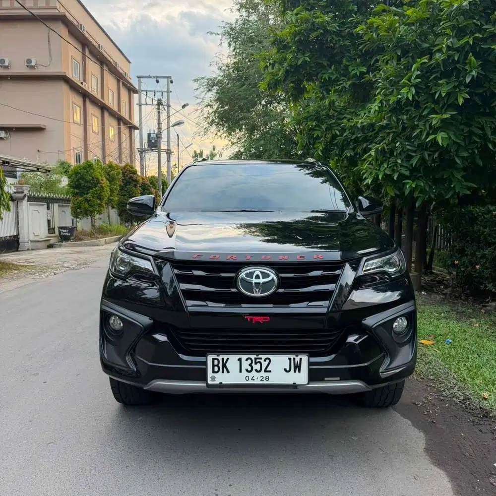 (DP 75JT) Toyota Fortuner 2.4 VRZ TRD AT 2018 Diesel