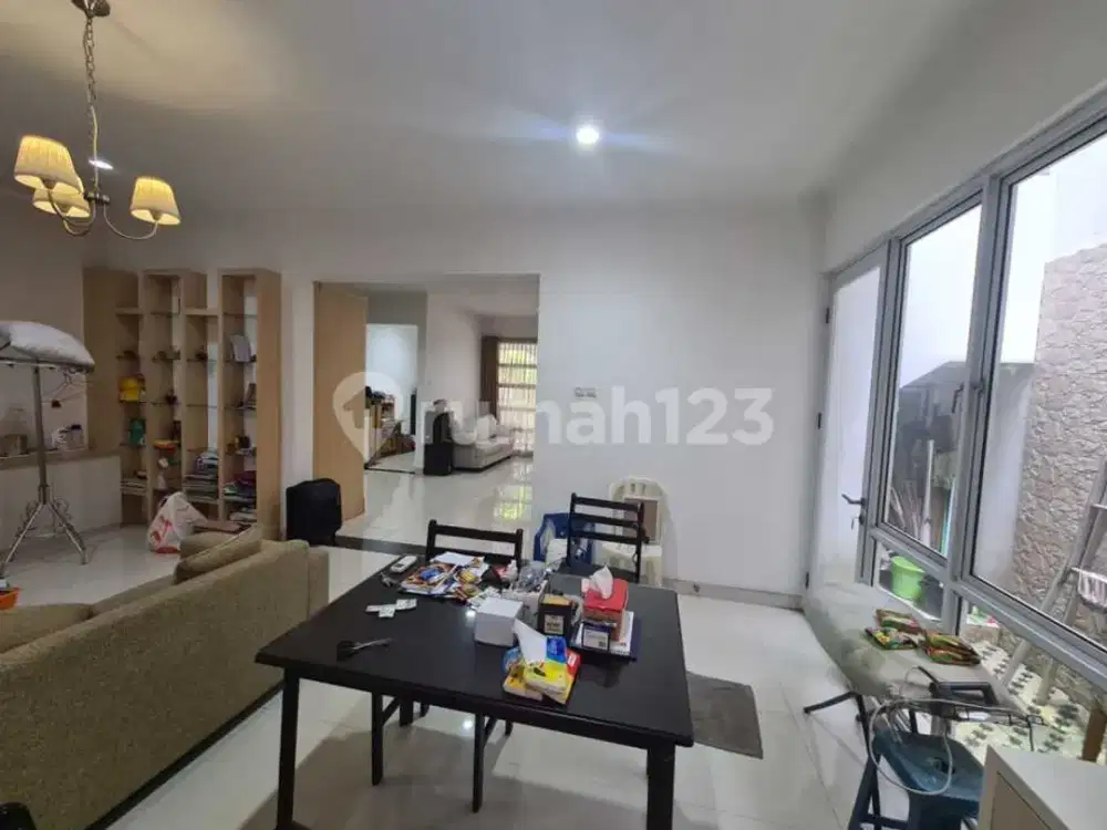 Rumah Cantik Furnished Bagus Lokasi Strategis di Cluster Castilla BSD, Tangerang