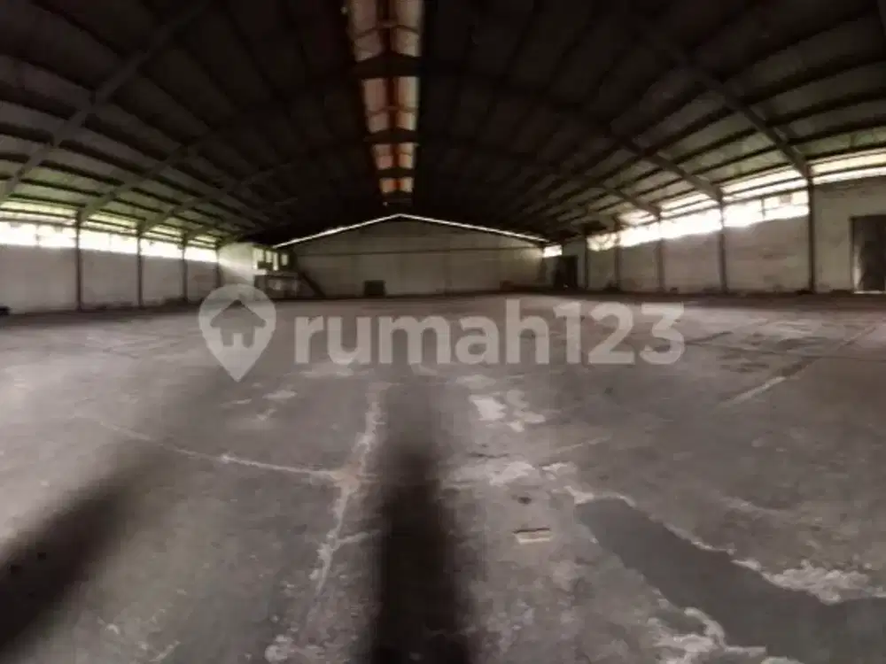 Gudang Luas Lokasi Strategis Dekat Taman Mini Indonesia Indah di Ciracas, Jakarta Timur