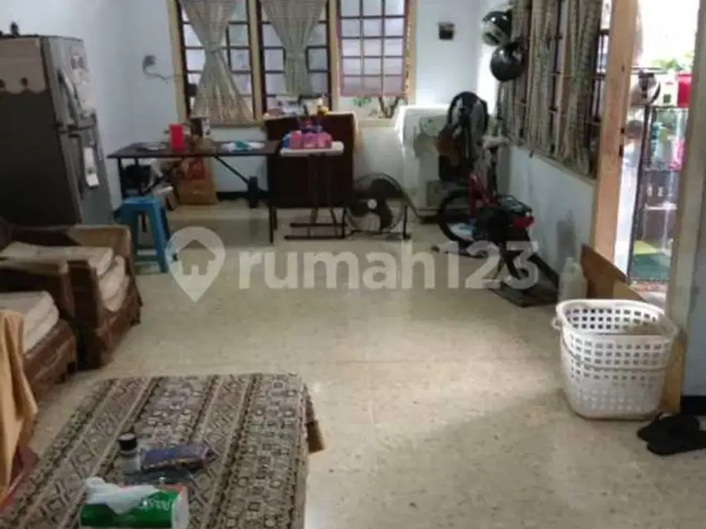 Rumah Tua 2 Lantai Hadap Timur Lokasi Strategis di Kebayoran Baru, Jakarta Selatan