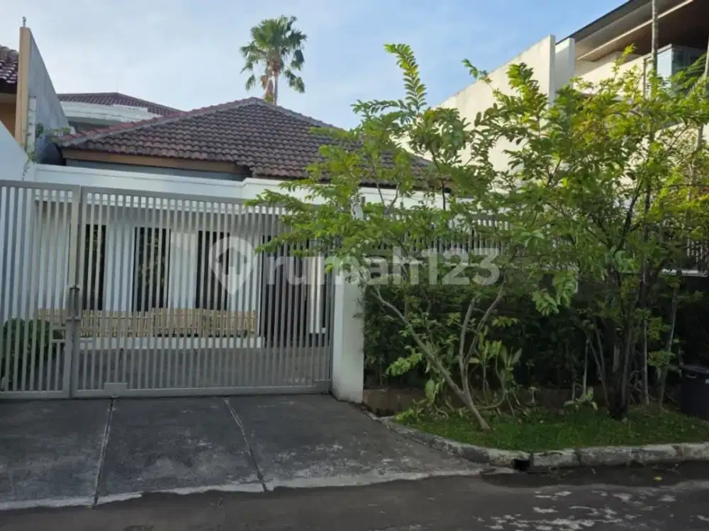 Rumah Nyaman & Strategis Siap Huni! di Taman Kebon Jeruk, Jakarta Barat