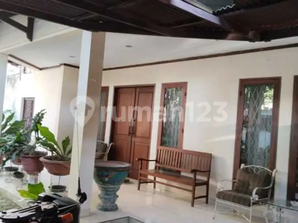 Rumah Luas Asri 2 Lantai Lokasi Strategis Dekat ke Blok M di Cilandak, Jakarta Selatan