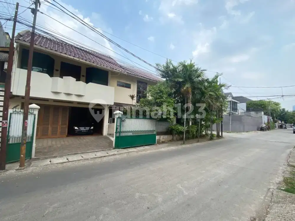 Rumah Indah Posisi Hook Lokasi Stretagis di Kebayoran Baru, Petogagan - Jakarta Selatan