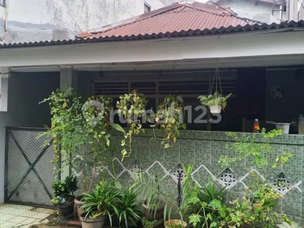 Rumah Asri 1,5 Lantai Siap Huni Lokasi Strategis di Gandaria, Jakarta Selatan