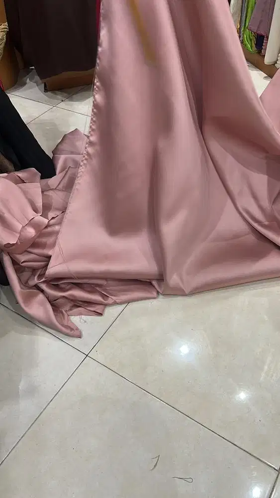 Jual kain mikado 2meter + kain jilbab + bros. Belum pernah dipakai